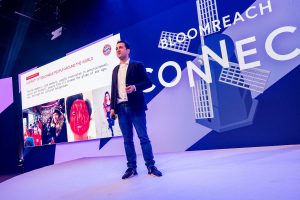 Benjamin Stoll zeigt, wie der FC Bayern München digitale Technologien für's Fanerlebnis einsetzt. (c) BloomReach Connect