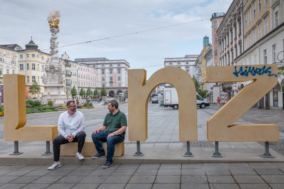 Bluesource hat einen neuen Standort in Linz. Im Bild zu sehen sind CEO Roland Sprengseis (li.) und COO Christian Neudorfer (c) bluesource - mobile solutions gmbh