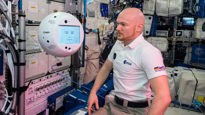 CIMON und der deutsche Astronaut Alexander Gerst.