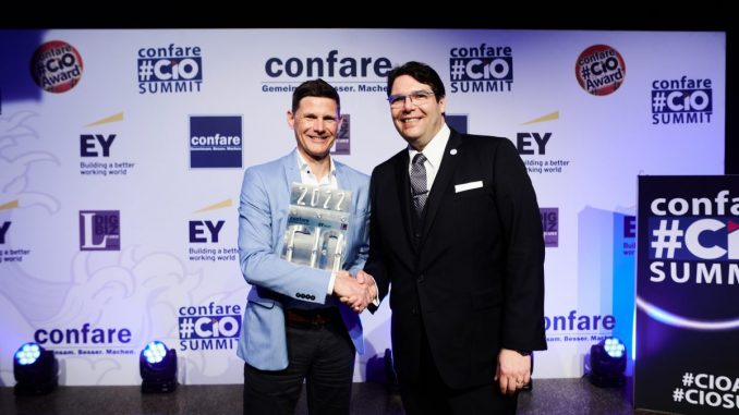 Christian Platzer, Director IT der MAGNA STEYR Fahrzeugtechnik AG, und Michael Ghezzo, CEO von Confare. (c) Confare