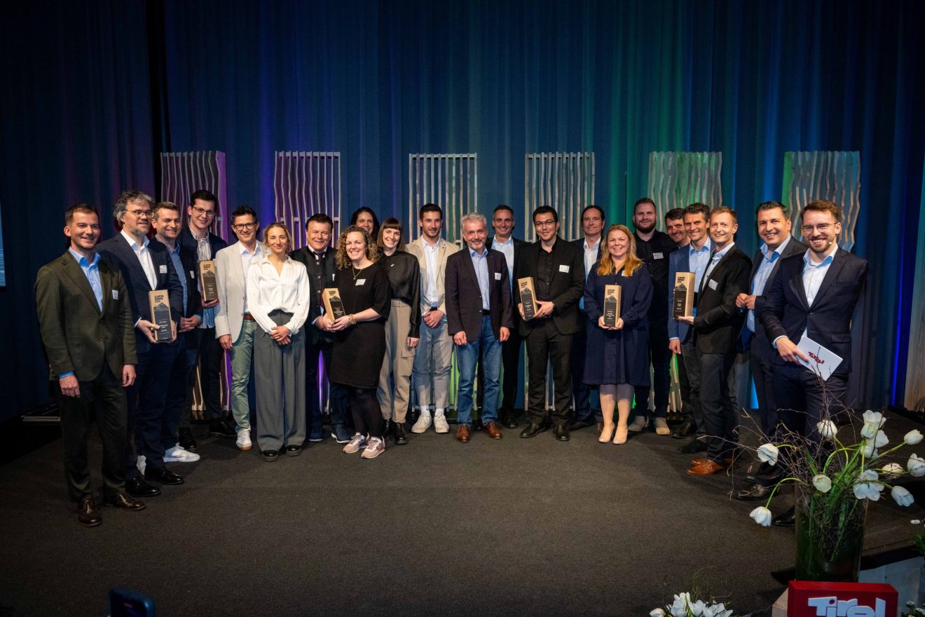 Die diesjährigen Cluster-Award-Gewinner und -Gewinnerinnen der Standortagentur Tirol am Innovationstag 2024. (c) Standortagentur Tirol