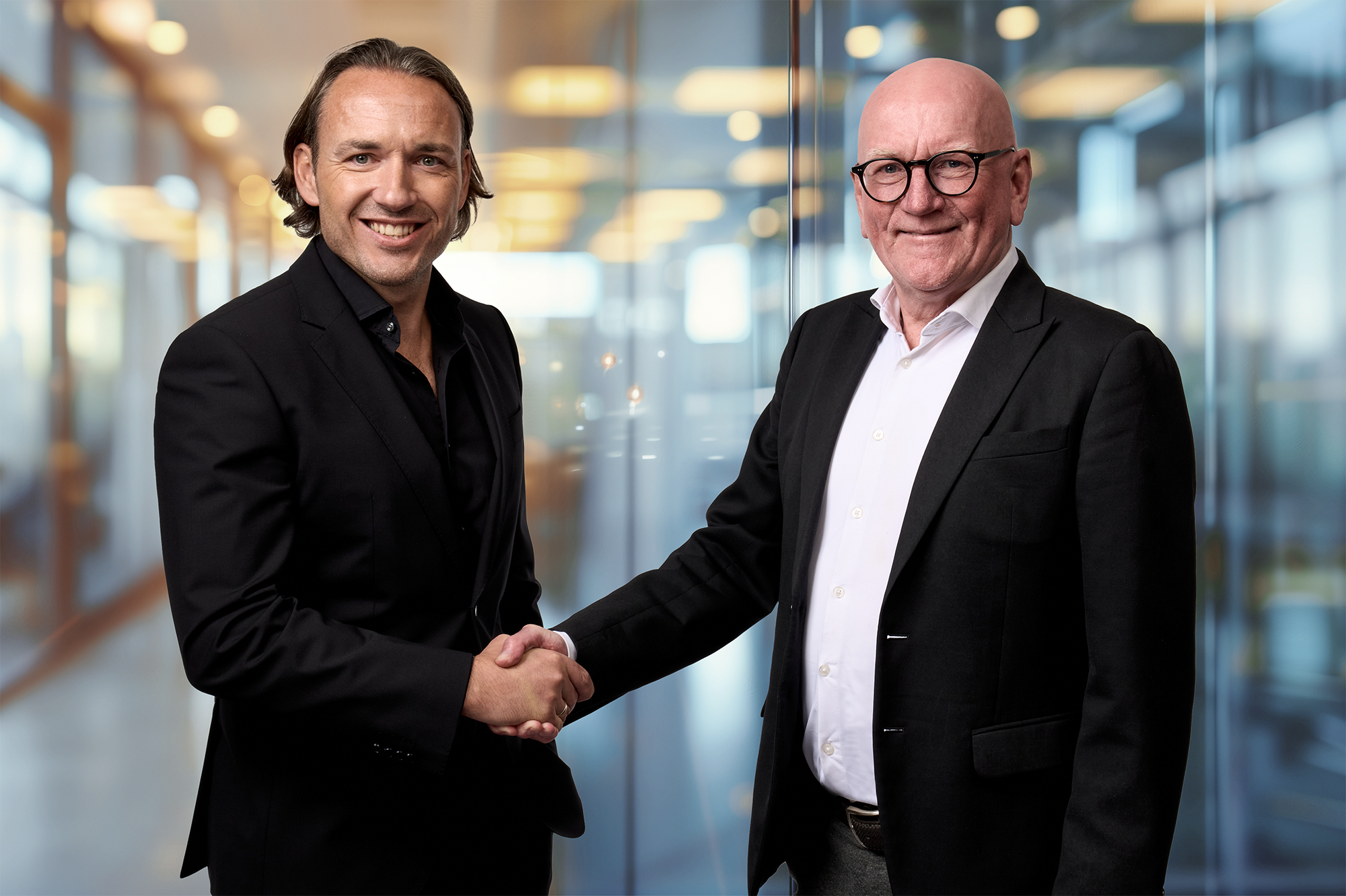 Co-CEO Michael Zitz mit dem scheidenden Co-CEO Lars Landwehrkamp (c) All for One Group