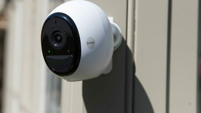 Eine Kamera des mydlink Pro-Wire-Free-Camera-Kits von D-Link im Outdoor-Einsatz.