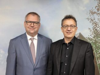 Dipl.-Ing. Helmut Fallman, CEO der Fabasoft AG, mit Dr. Pascal Habegger, CEO der 4teamwork AG (c) Fabasoft