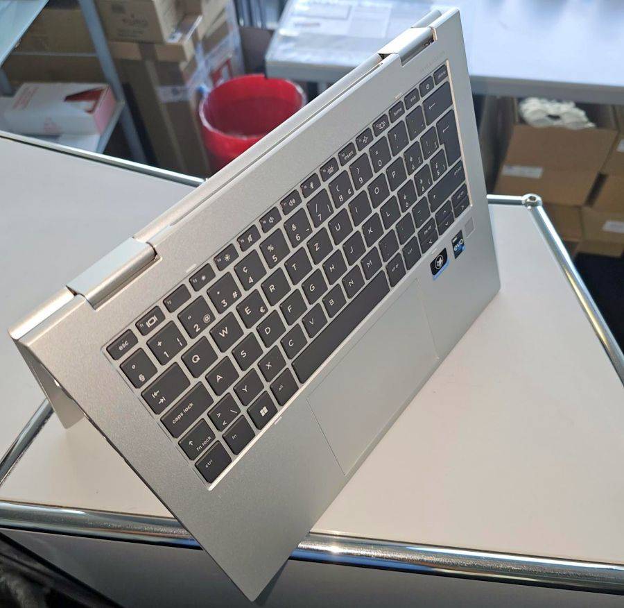 Das HP Elite x360 im Zelt-Modus mit Blick auf die Tastatur