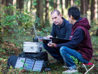 Zwei Umweltschützer beziehungsweise Wissenschafter überwachen den Wald mit einem solarbetriebenen Mini-Labor. (c) IBM/Getty Images