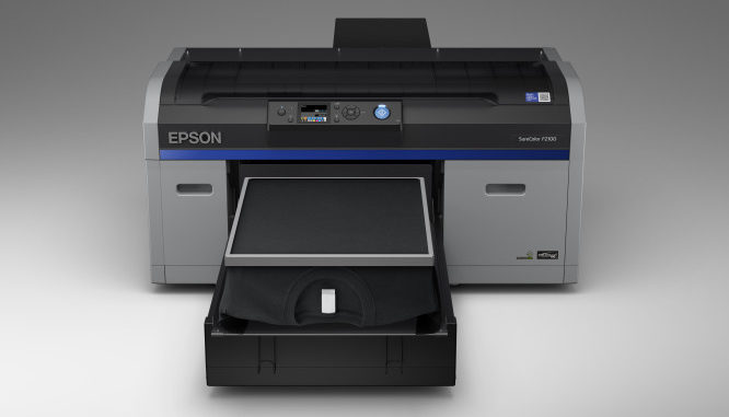 Der neue Epson SureColor SC-F2100 DTG-Drucker bietet eine verbesserte Druckqualität bei nochmals verringerten Betriebskosten. (c) Epson