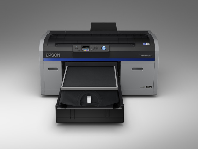 Der neue Epson SureColor SC-F2100 DTG-Drucker bietet eine verbesserte Druckqualität bei nochmals verringerten Betriebskosten. (c) Epson