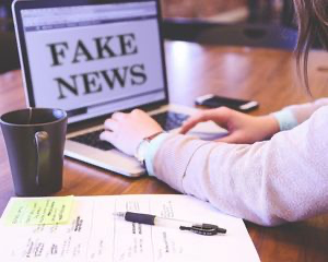 Dank Machine Learning können Fake News: in Echtzeit im Internet verfolgt werden.