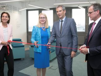 Eröffnung der BRZ Innovation Factory (v.l.n.r): Christine Sumper-Billinger (Geschäftsführerin BRZ), Margarete Schramböck (Bundesministerin für Digitalisierung und Wirtschaftsstandort), Hartwig Löger (Bundesminister für Finanzen) und Markus Kaiser (Geschäftsführer BRZ). (c) BRZ/Alek Kawka