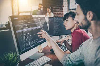 Java und JavaScript sind nach wie vor die beiden dominierenden Sprachen für die Entwicklung von Unternehmenssoftware. C++ ist die am dritthäufigsten verwendete Sprache, gefolgt von Python, C# und PHP. (c) Fotolia/REDPIXEL