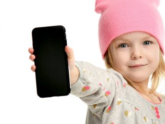 Kinder finden die Möglichkeit, Zeit vor einem mobilen Bildschirm zu verbringen, reizvoller als Süßigkeiten. (c) Dmitry Lobanov - Fotolia