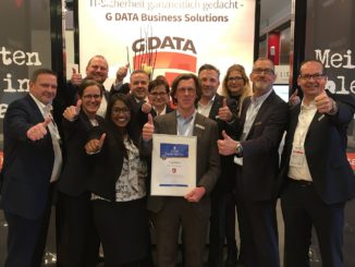 Das G DATA Team mit Vorstand und Gründer Kai Figge (Bildmitte) freuen sich über die Auszeichnung auf der secIT in Hannover. (c) G DATA