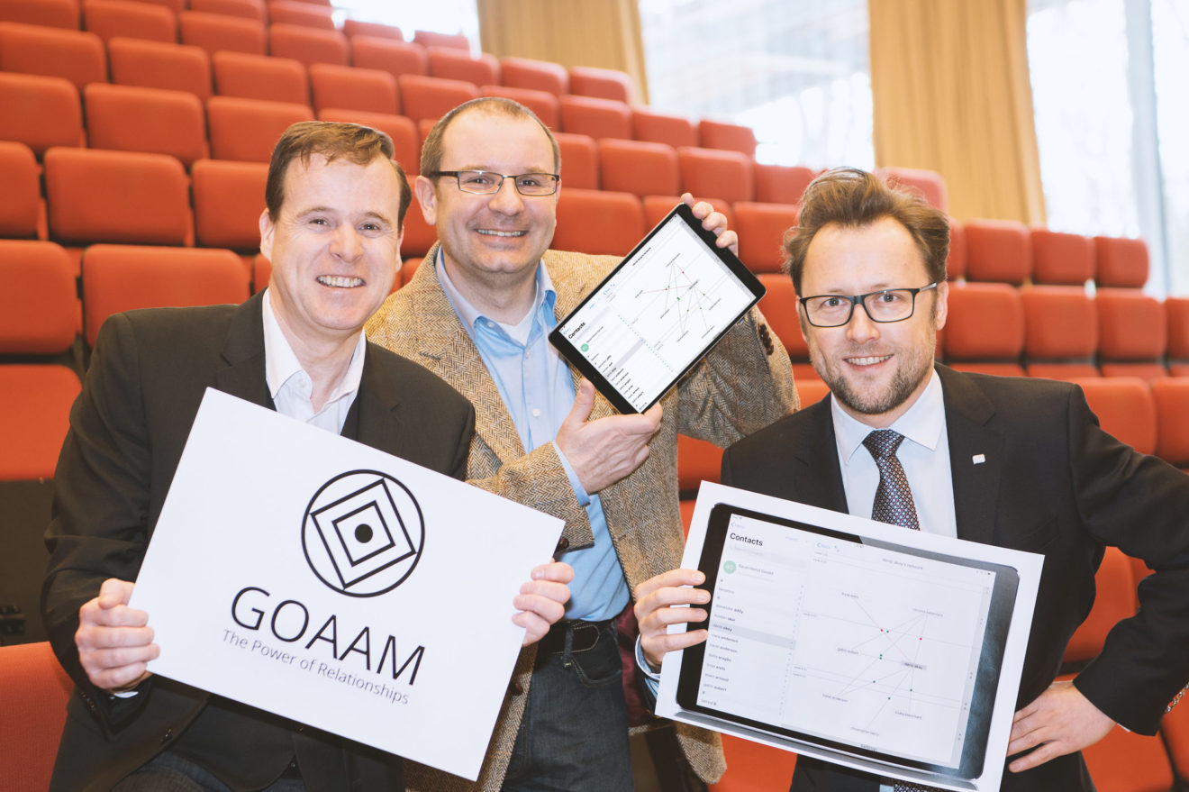 V.l.: GOAAM-Gründer und -Geschäftsführer Gerald Bauernfeind mit TIM-Berater Daniel Födinger und Clemens Holzmann, Professor für Mobile Computing am FH Campus Hagenberg.