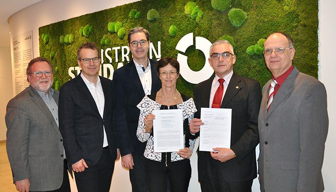 Unterzeichnung eines "Memorandum of Understanding": v.l.n.r.: Franz Hoheiser-Pförtner (Komitee 238 "Medizinische Informatik"), Gregor Herzog, MBA (GS1 Austria), Stefan Sabutsch (HL7 Austria), Herlinde Toth (DICOM Austria), Alexander Schanner (IHE Austria), Karl Grün (Austrian Standards).