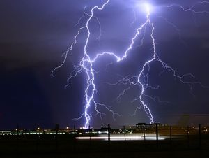 Unwetter können schnell Blackouts auslösen. (c) skeeze - Pixabay