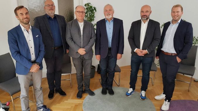 v.l.n.r.: Oliver Witvoet (Easyconsult), Thorsten Menslin (Kreuzbauer IT), Klaus Lorbeer (IT WELT.at), Helmut Lippitsch (COSMO CONSULT), Christian Leopoldseder (Asseco) und Stefan Wailand (Datenpol) (c) timeline / Rudi Handl