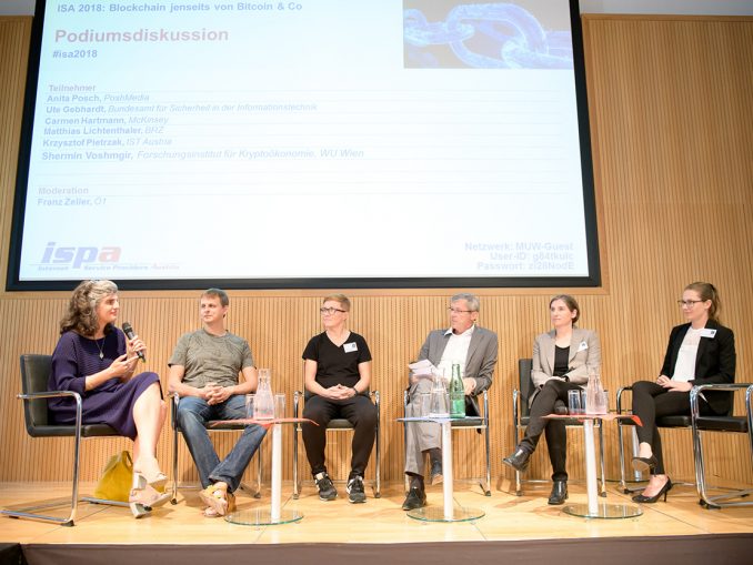 Podiumsdiskussion mit (v.l.n.r.) Shermin Voshmgir, Krzysztof Pietrzak, Anita Posch, Franz Zeller, Ute Gebhardt und Carmen Hartmann.