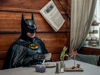 Foto aus der Ausstellung „Is this real?“von Rene Binder: „Batman sitzt in einem Wirtshaus“ (c) Rene Binder / FH St. Pölten