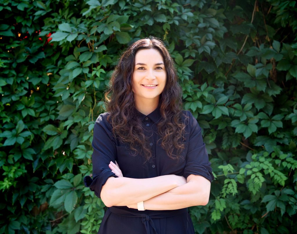 Portraitfoto von Jasmin Öztürk zum relaunch von der Seite der Wirtschaftskammer.