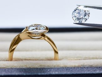 Beim dänischen Schmuckproduzenten Pandora werden alle Schmuckstücke genau kontrolliert bevor sie in den Verkauf gekommen. Für die digitale Transformation hat man sich auf Rise with SAP entschieden. (c) Pandora