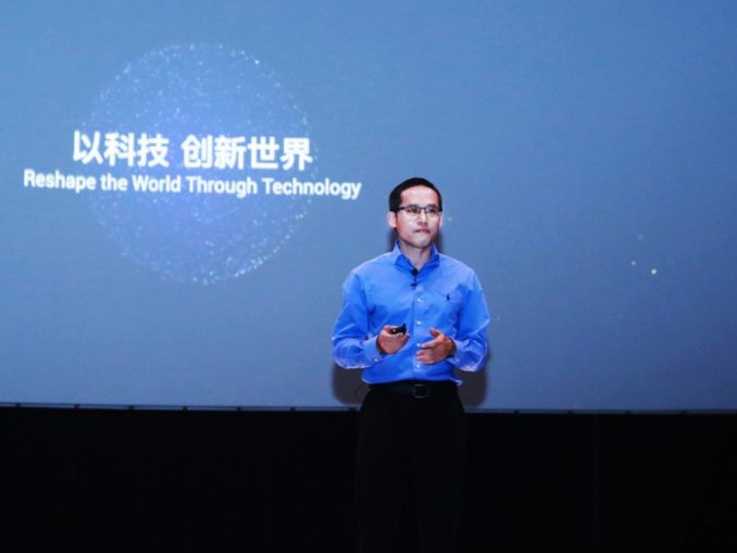 Jeff Zhang, Chief Technology Officer von Alibaba, stellt auf der Konferenz den Fünf-Jahres-Technologieplan von.