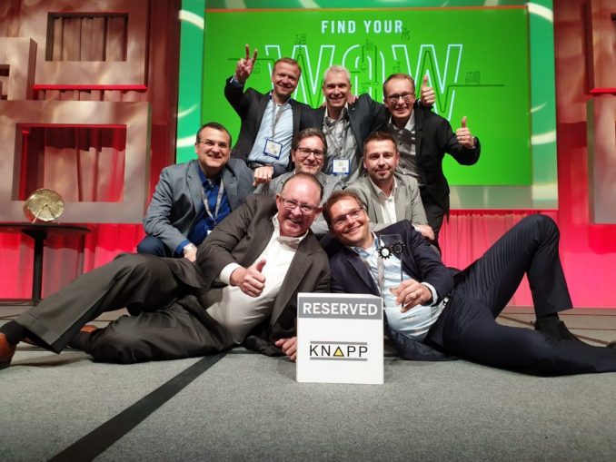 Siegfried Zwing, Geschäftsführer redPILOT GmbH (rechts vorne im Bild) und das KNAPP-Team konnten den Preis im Rahmen der Messe ProMAT in Chicago entgegennehmen. (c) MHI