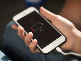 Mit Schwefel-Batterien hängen Smartphones seltener am Ladekabel.