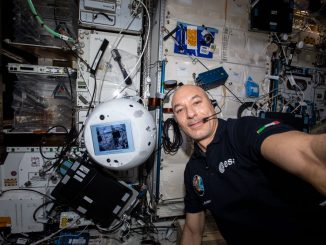 Luca Parmitano mit CIMON auf der internationalen Raumstation ISS.