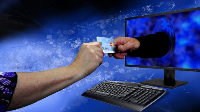 Jahr um Jahr nehmen die Online Einkäufe zu. Kreditkartenanbieter müssen schon jetzt in die Cyber Sicherheit investieren, damit Ihre Kunden nicht um Ihr Geld fürchten müssen. Doch das ist längst nicht alles, worauf die Unternehmen ihre Augen richten. (c) Pixabay