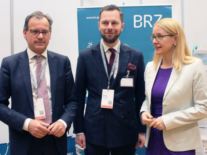 Messe Nutzen.LebenIT: (v.l.n.r.): BRZ-Geschäftsführer Markus Kaiser, Markus Charwat, Produktmanager BRZ DataReg und Margarete Schramböck, Bundesministerin für Digitalisierung und Wirtschaftsstandort, die die Messe auch eröffnete. (c) Giulia Bottoni/BRZ