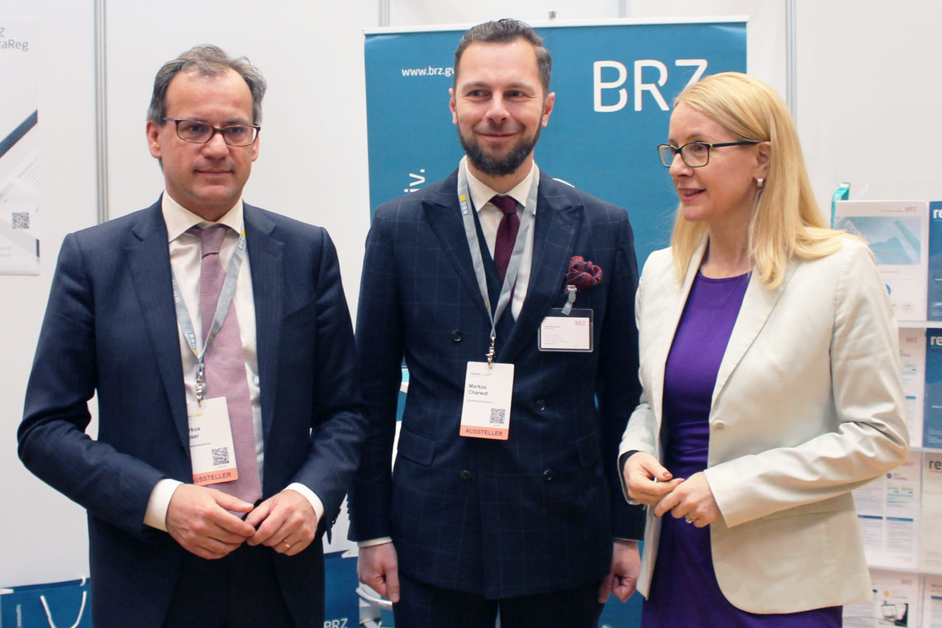 Messe Nutzen.LebenIT: (v.l.n.r.): BRZ-Geschäftsführer Markus Kaiser, Markus Charwat, Produktmanager BRZ DataReg und Margarete Schramböck, Bundesministerin für Digitalisierung und Wirtschaftsstandort, die die Messe auch eröffnete. (c) Giulia Bottoni/BRZ