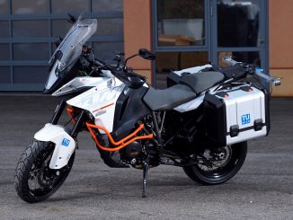 MoProVe (Motorcycle Probe Vehicle) ist eine straßenzugelassene KTM 1290 Super Adventure, umgebaut zu einem Hochleistungsmessfahrzeug mit hochpräziser Sensorik und Videosystemen sowie Seitenboxen voller Technik, die in jeder Sekunde den exakten Zustand des Motorrads erfassen. (c) AIT/Johannes Zinner