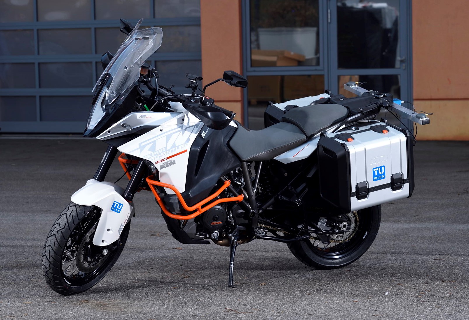 MoProVe (Motorcycle Probe Vehicle) ist eine straßenzugelassene KTM 1290 Super Adventure, umgebaut zu einem Hochleistungsmessfahrzeug mit hochpräziser Sensorik und Videosystemen sowie Seitenboxen voller Technik, die in jeder Sekunde den exakten Zustand des Motorrads erfassen. (c) AIT/Johannes Zinner