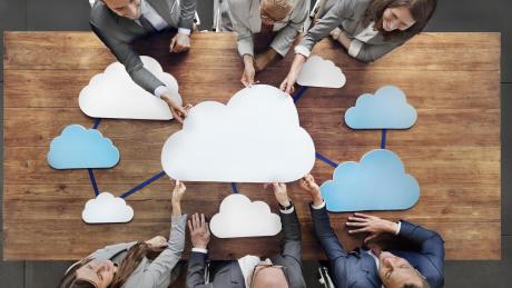 Immer mehr Unternehmen setzen auf die gleichzeitige Nutzung mehrerer Clouds von verschiedenen Providern. (c) Rawpixel.com - shutterstock.com