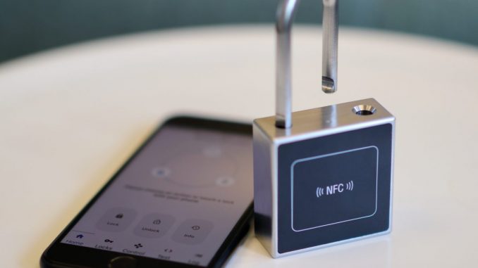 Demonstrationsmodell eines Smart Locks mit Infineon-Technologie: Das intelligente Schloss ohne Batterie kann über das Mobiltelefon geöffnet und geschlossen werden. Die Anwendung zieht die dafür notwendige Energie kontaktlos aus dem Mobiltelefon. (c) Infineon