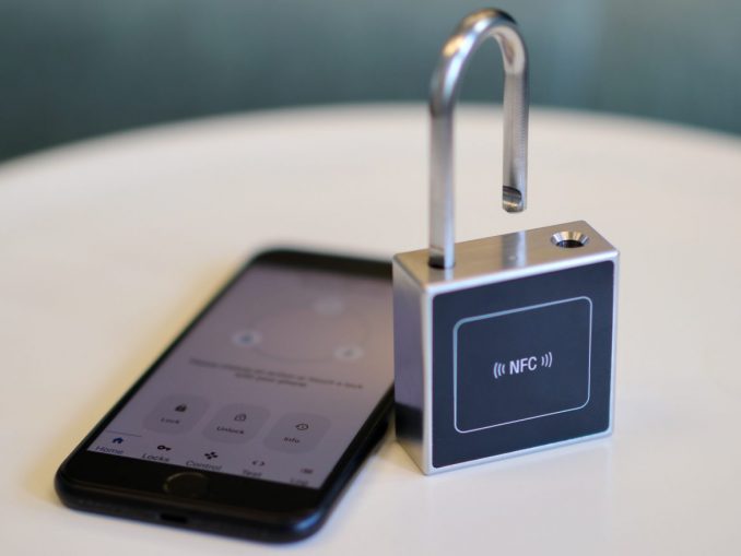 Demonstrationsmodell eines Smart Locks mit Infineon-Technologie: Das intelligente Schloss ohne Batterie kann über das Mobiltelefon geöffnet und geschlossen werden. Die Anwendung zieht die dafür notwendige Energie kontaktlos aus dem Mobiltelefon. (c) Infineon