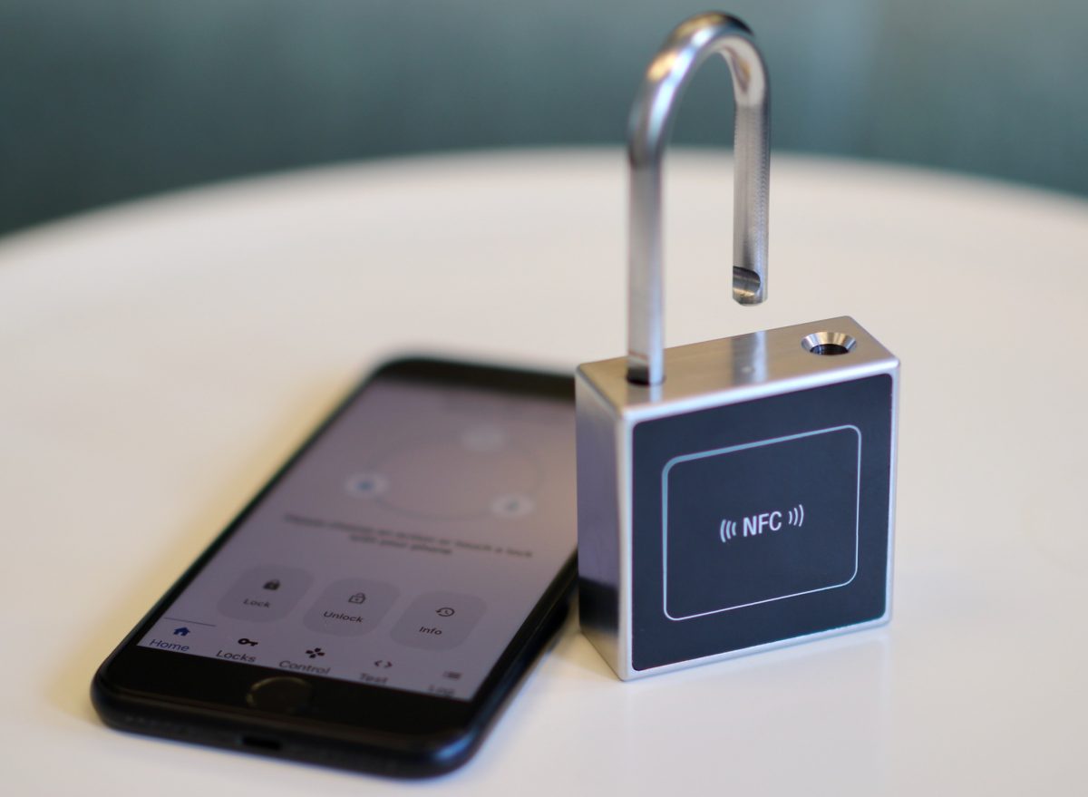 Demonstrationsmodell eines Smart Locks mit Infineon-Technologie: Das intelligente Schloss ohne Batterie kann über das Mobiltelefon geöffnet und geschlossen werden. Die Anwendung zieht die dafür notwendige Energie kontaktlos aus dem Mobiltelefon. (c) Infineon