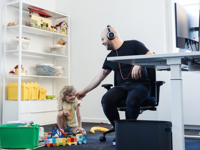 Kinder und Eltern gemeinsam im Office ist ab sofort im New Work SE Office gelebte Realität. (c) New Work SE