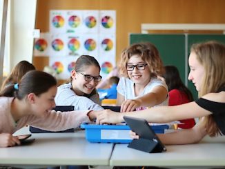 Das Team von ACP eduWERK kann Schulen nun vollumfassend auf deren Weg in Richtung digitaler Bildungseinrichtung begleiten: von der ersten Idee über die Planung geeigneter IT-Strukturen bis zu deren Implementierung und laufenden Betreuung. (c) McWerk