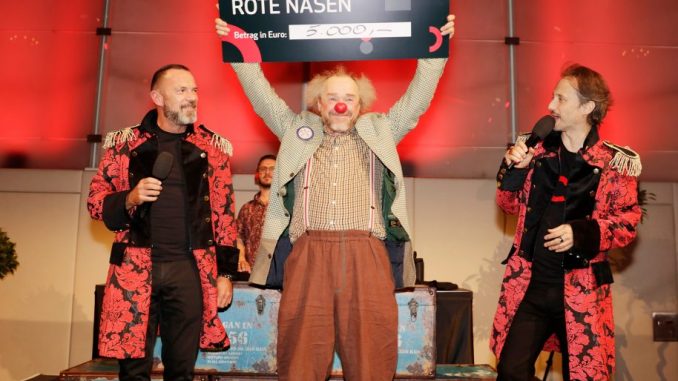 ACP Geschäftsführer Hubertus Seeberger überreichte den ROTE NASEN Clowndoctors 5.000 Euro. (c) ACP – Harald Eisenberger