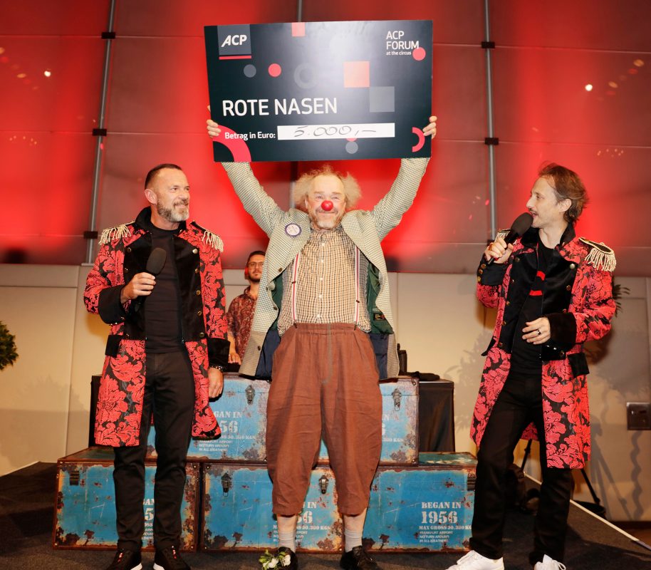 ACP Geschäftsführer Hubertus Seeberger überreichte den ROTE NASEN Clowndoctors 5.000 Euro. (c) ACP – Harald Eisenberger