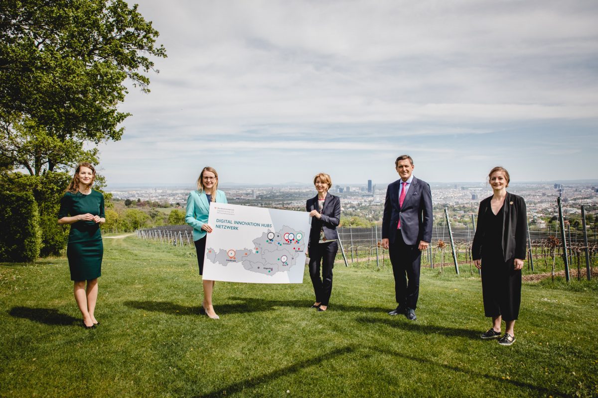 Pia Seeberger, Margarete Schramböck , Gaby Schaunig, Peter Hanke und Valerie Herzog (c) Claudia Wahlmüller