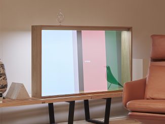 Der neue, transparente OLED-Bildschirm, den Panasonic in Kooperation mit der Schweizer Möbelmarke Vitra entwickelt hat.