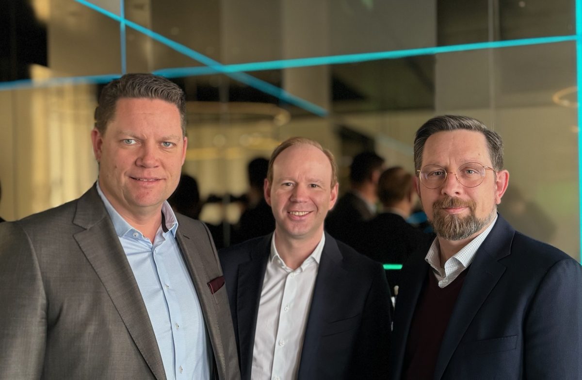 In Wien präsentierten die Veeam-Manager Tim Pfälzer, GM & SVP EMEA (links), Mario Zimmermann, Regional Director Austria (Mitte) und Matthias Frühauf, Regional Vice President DACH in einem Pressegespräch die neue Veeam Data Cloud. (c) Klaus Lorbeer