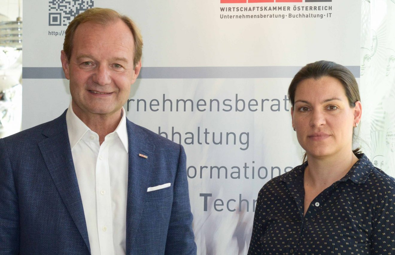 UBIT-Obmann Alfred Harl und Iris Fischl von der KMU Forschung Austria präsentieren das aktuelle UBIT-Radar. (c) FVUBT/Tsitsos