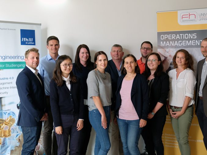 Thomas Felberbauer, FH St. Pölten (links außen) und Klaus Altendorfer, FH OÖ (rechts außen) mit dem Projektteam. (c) FH OÖ