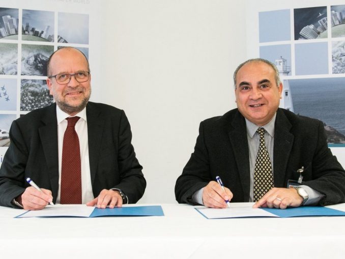 Hermann Mattanovich (Mitglied des Vorstands, Frequentis AG) und Abdelazim Mohamed Ali (Chairman RTA, River Transportation Authority Egypt) unterzeichnen die erfolgreiche Werkabnahme. (c) Frequentis AG/APA-Fotoservice/Rastegar