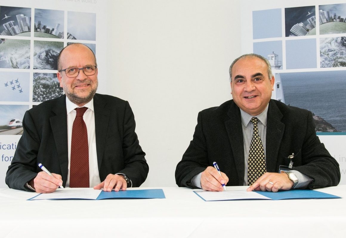 Hermann Mattanovich (Mitglied des Vorstands, Frequentis AG) und Abdelazim Mohamed Ali (Chairman RTA, River Transportation Authority Egypt) unterzeichnen die erfolgreiche Werkabnahme. (c) Frequentis AG/APA-Fotoservice/Rastegar