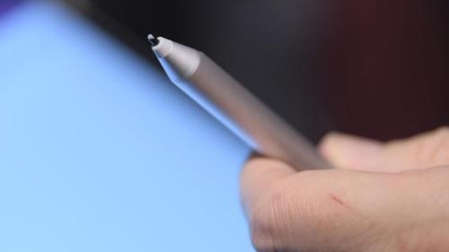 Der bekannte Surface Pen wurde bereits mehrmals verbessert. Er bietet 1048 Druckpunkt-Stufen. (c) Peter Ruecktenwald 